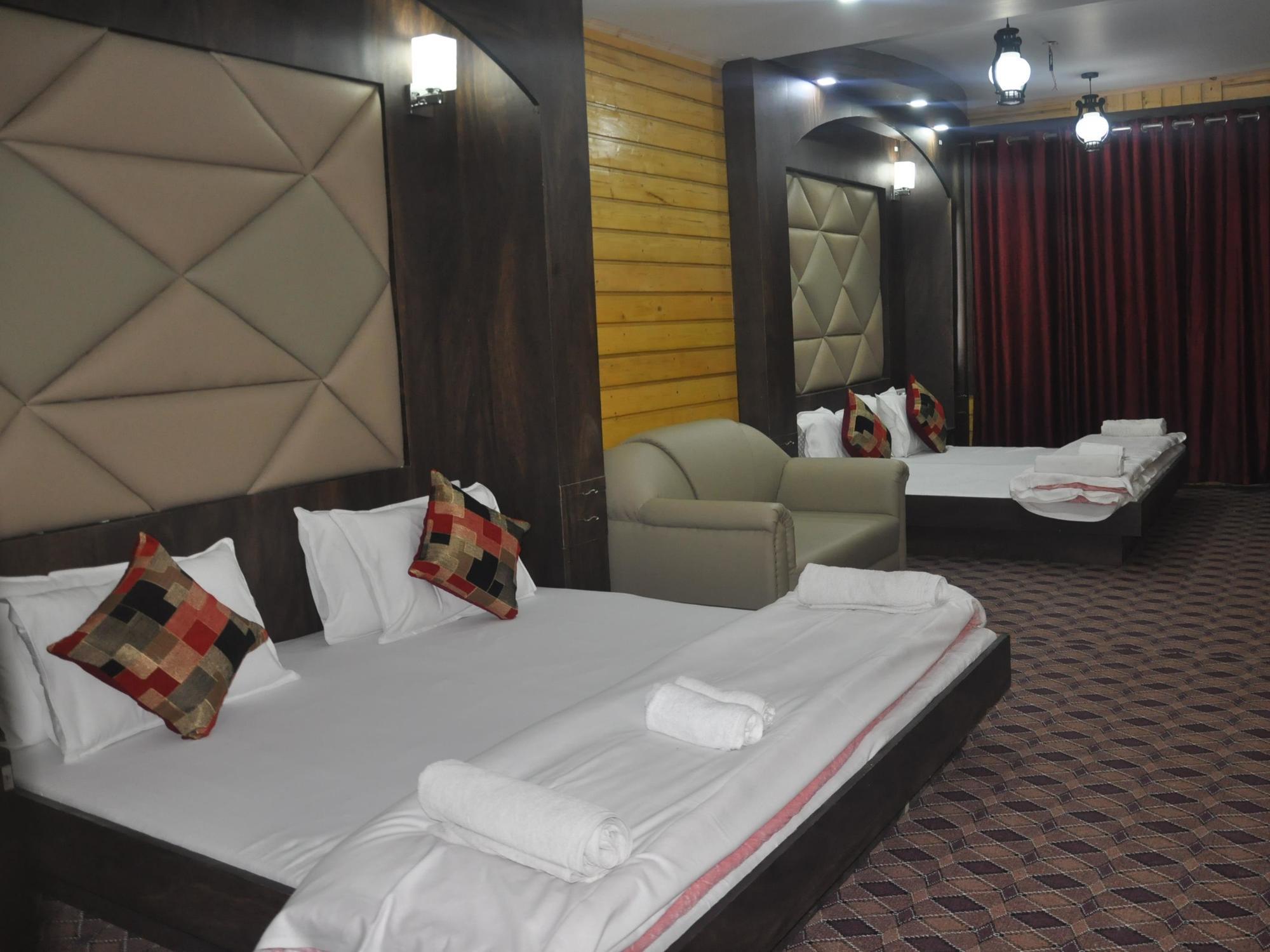 Hotel Azad Durgjan ภายนอก รูปภาพ