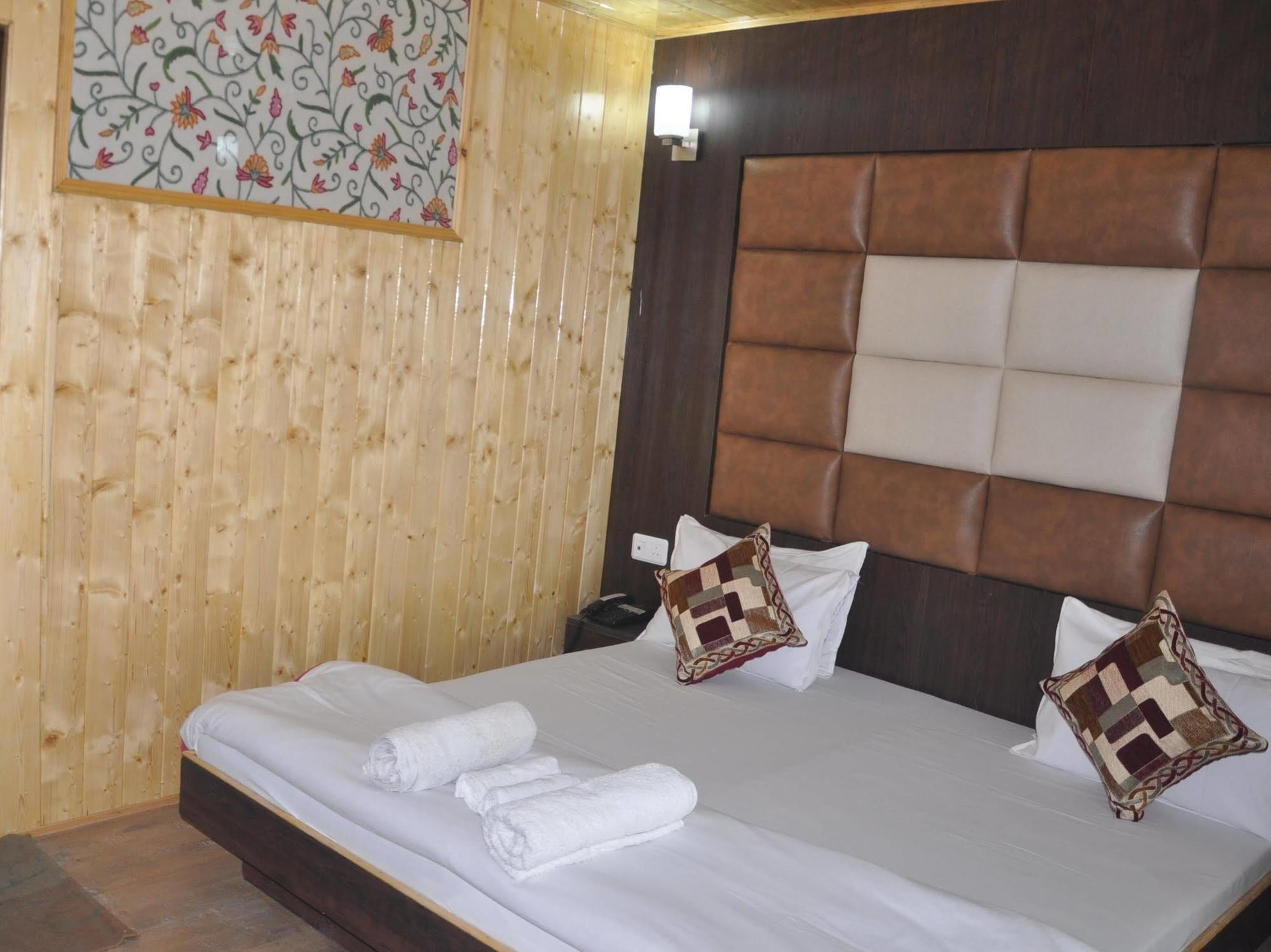 Hotel Azad Durgjan ภายนอก รูปภาพ