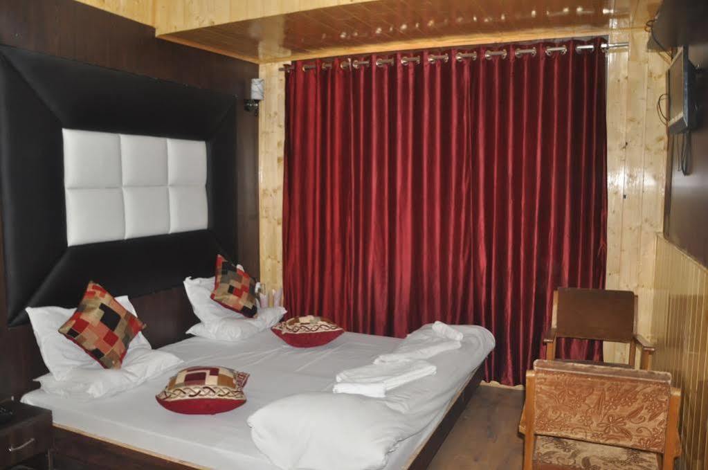 Hotel Azad Durgjan ภายนอก รูปภาพ